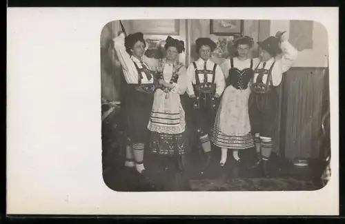 Foto-AK Gruppe Frauen in männlichen und weiblichen Trachten