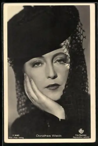 AK Schauspieler Dorothea Wieck in verträumter Pose