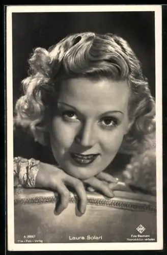 AK Schauspielerin Lura Slorai über Stuhllehne schauend