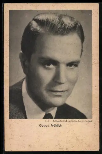 AK Schauspieler Gustav Fröhlich schaut verschmitzt in die Kamera