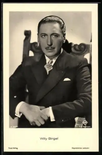 AK Schauspieler Willy Birgel auf einem Stuhl sitzend