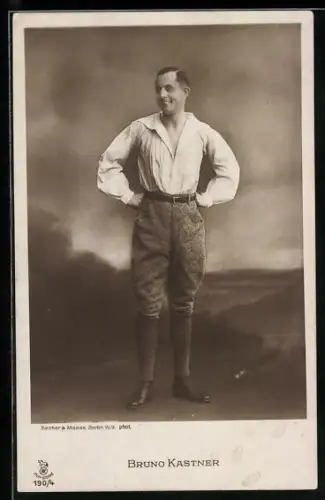 AK Schauspieler Bruno Kastner in der Totalen mit Landschaftsbild im Hintergrund