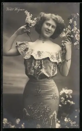 AK Schauspielerin Violet Wegner im Kostüm einer Bühnenrolle