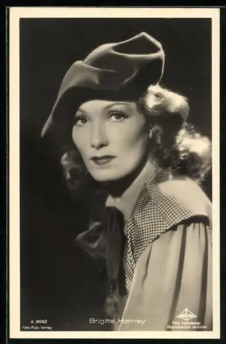 AK Schauspielerin Brigitte Horney mit Mütze im Halbprofil porträtiert