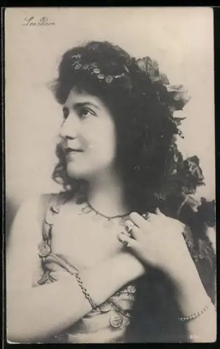 AK Schauspielerin Lea Piron mit Blumenschmuck im Haar