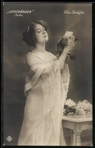 AK Schauspielerin Elsa Galafrés als Julia in Lichtbänder