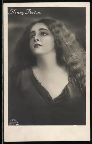 AK Schauspielerin Henny Porten mit langen Haar nach oben schauend