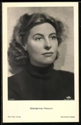 AK Schauspielerin Marianne Hoppe im Pullover ernst schauend