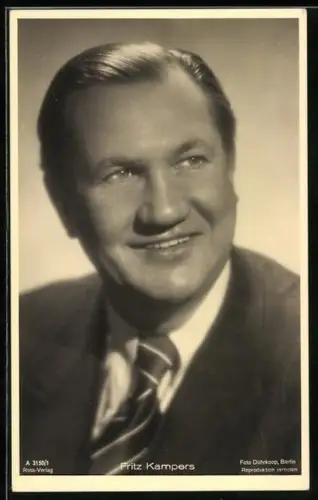 AK Schauspieler Fritz Kampers im Anzug nach oben lächelnd
