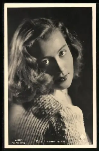 AK Schauspielerin Eva Immermann über die Schulter schauend