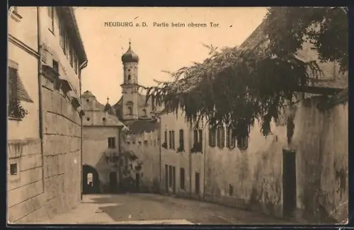 AK Neuburg a. D., Strassenpartie am oberen Tor mit Blick auf die Kirche des Ortes