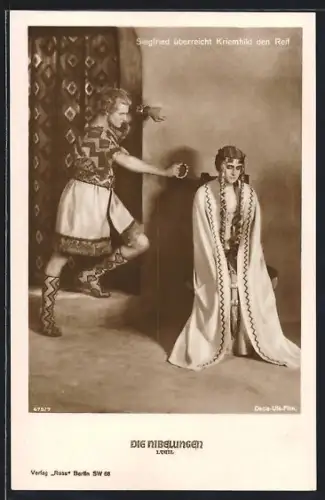 AK Szene mit Siegfried der Kriemhild den Reif überreicht aus dem Film Die Nibelungen
