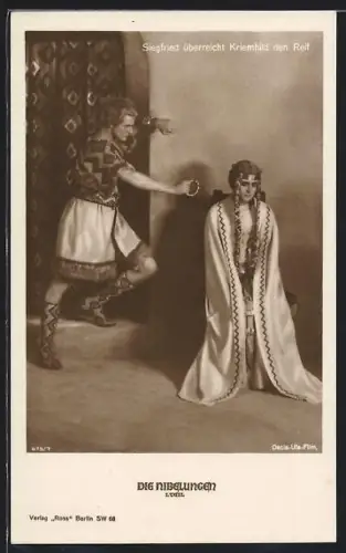 AK Szene mit Siegfried der Kriemhild den Reif überreicht aus dem Film Die Nibelungen