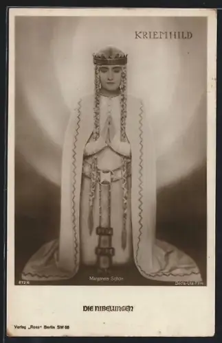 AK Kriemhild ins Gebet vertieft, Margarete Schön kniet in ihrer Rolle in Die Nibelungen