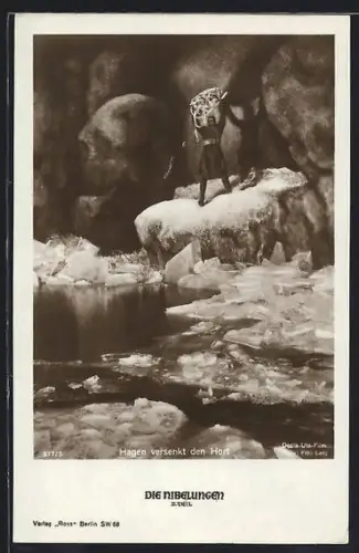 AK Hagen beim Versenken des Horts im Wasser, Die Nibelungen