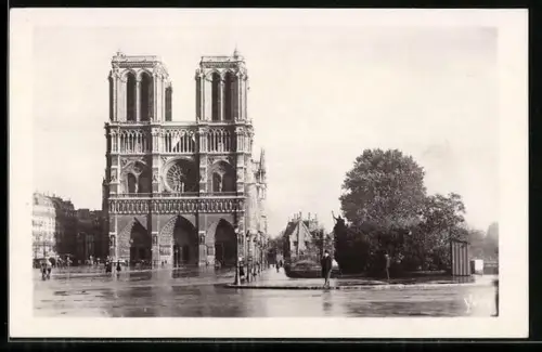Foto-AK Paris, Cathédrale Notre-Dame mit Vorplatz