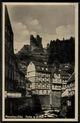 AK Monschau-Eifel, Partie an der Rur mit Burgruine und Fachwerkhäusern