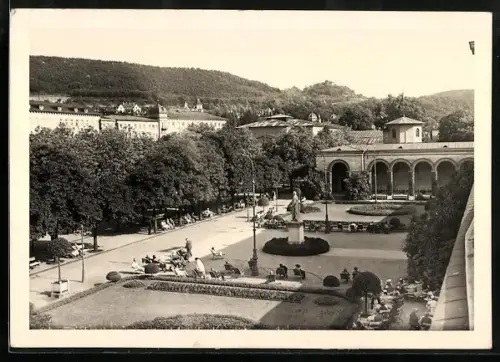 AK Bad Kissingen, Kurgarten mit Arkadenbau und Denkmal