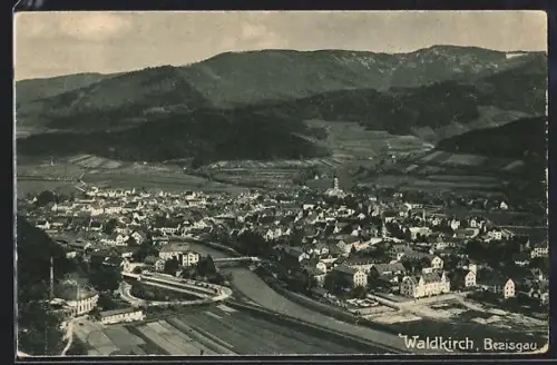 AK Waldkirch /Breisgau, Gesamtansicht der Stadt mit umliegenden Bergen