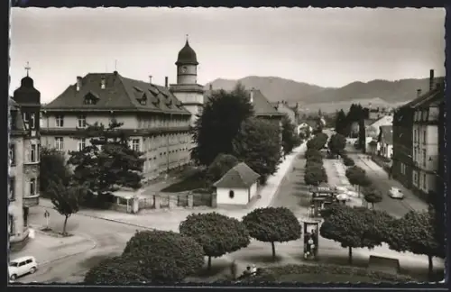 AK Offenburg i. B., Schillerplatz, Strassenansicht, markantes Gebäude mit Turm