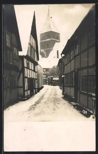 Foto-AK Soest, Fachwerkhäuser und Stadtturm im Winter