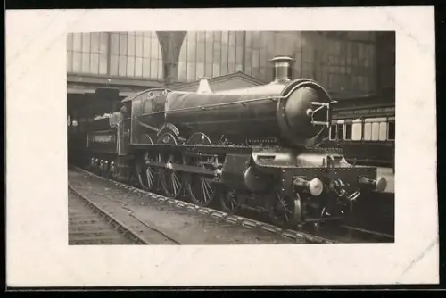 AK Britische Lokomotive mit Tender im Bahnhof, englische Eisenbahn