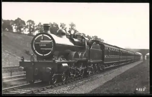 AK Britische Lokomotive Nr. 1036 nach Passieren einer Brücke, englische Eisenbahn