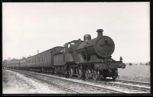 AK Britische Lokomotive Nr. 325 mit Personenwaggons in Fahrt, englische Eisenbahn