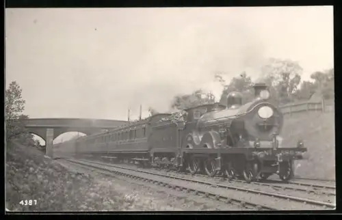 AK Britische Lokomotive Nr. 586 nach Unterfahren einer Bogenbrücke, englische Eisenbahn