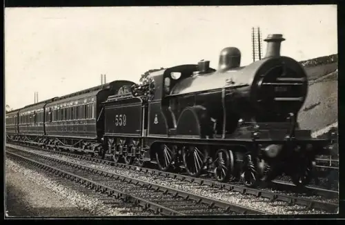 AK Britische Lokomotive Nr. 559 mit Personenwaggons in Fahrt, englische Eisenbahn