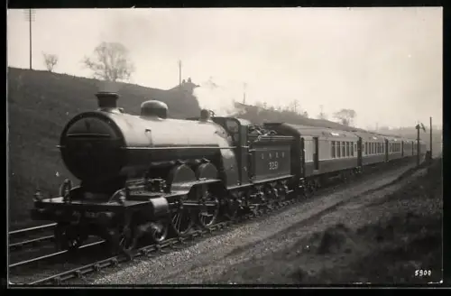 AK Britische Lokomotive Nr. 3251 der LNER in Fahrt, englische Eisenbahn
