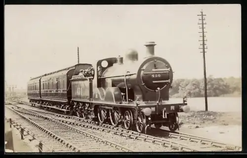 AK Britische Lokomotive Nr. 430 der MR mit zwei Personenwaggons, englische Eisenbahn