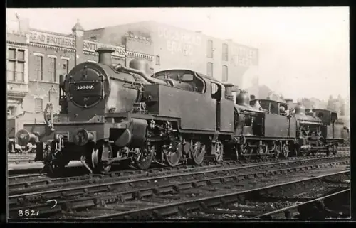 AK Britische Lokomotive Nr. 15530 mit zwei weiteren Lokomotiven im Schlepp, englische Eisenbahn