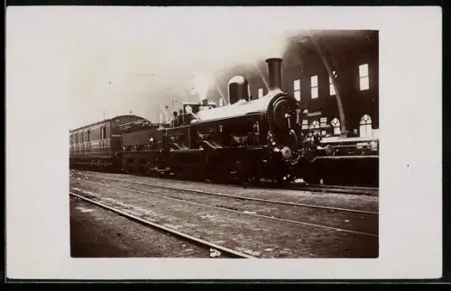 AK Britische Lokomotive Nr. 312 mit Personenzug im Bahnhof, englische Eisenbahn
