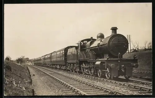 AK Britische Lokomotive Nr. 1039 mit Personenzug passiert Elstree, englische Eisenbahn
