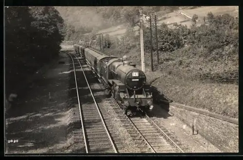 AK Britische Lokomotive Nr. 13098 von Brücke aus aufgenommen, englische Eisenbahn