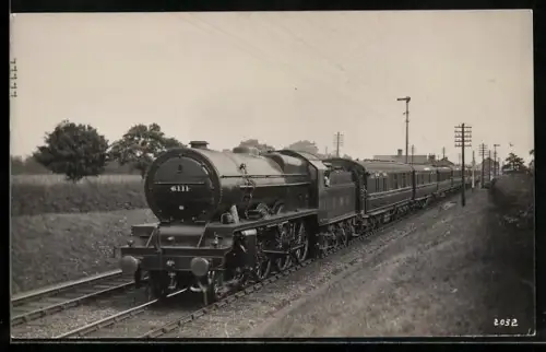 AK Britische Lokomotive Nr. 6111 der LMS von der Bahndammböschung aus aufgenommen, englische Eisenbahn