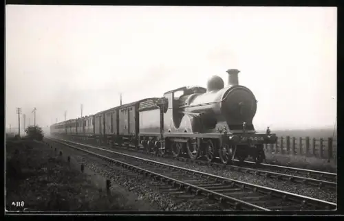 AK Britische Lokomotive mit Kohlentender und elf Waggons, englische Eisenbahn