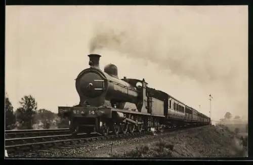 AK Britische Lokomotive Nr. 14 mit Personenwaggons in Fahrt, englische Eisenbahn