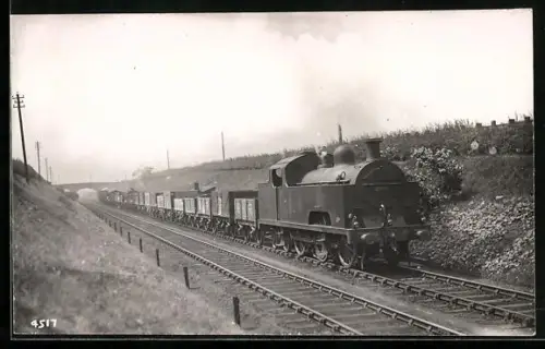 AK Britische Lokomotive Nr. 2006 mit Güterzug in Fahrt, englische Eisenbahn