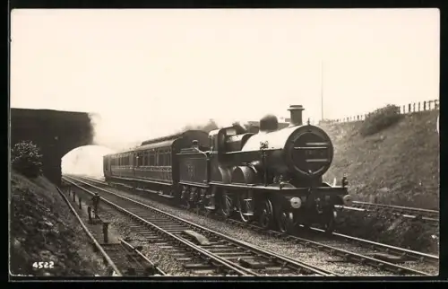 AK Britische Lokomotive Nr. 381 nach Unterfahren einer Brücke, englische Eisenbahn