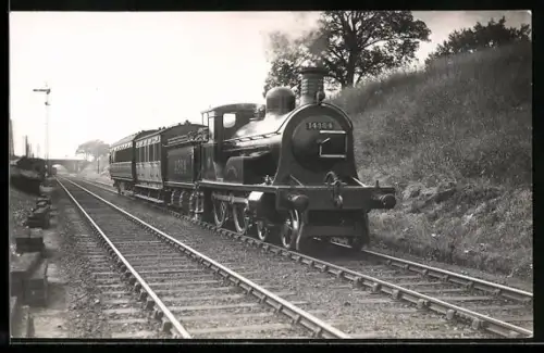 AK Britische Lokomotive Nr. 14384 mit Tender und zwei Personenwaggons, englische Eisenbahn