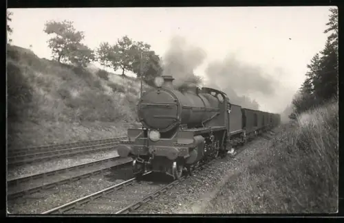 AK Britische Lokomotive mit Güterwaggons in Fahrt, englische Eisenbahn