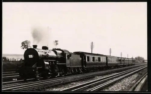 AK Britische Lokomotive Nr. 13074 mit sechs Personenwaggons, englische Eisenbahn