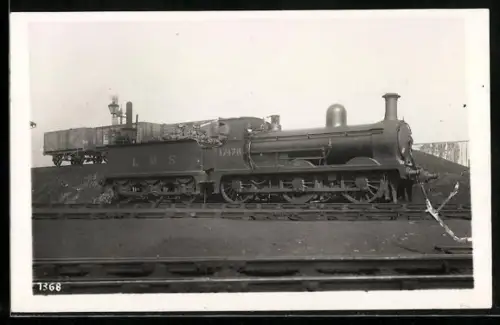 AK Britische Lokomotive Nr. 17476 der LMS mit Tender im Bahnhofsbereich, englische Eisenbahn