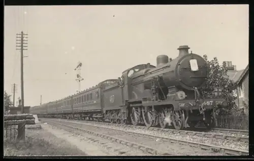 AK Britische Lokomotive Nr. 487 mit Personenzug in Fahrt, englische Eisenbahn