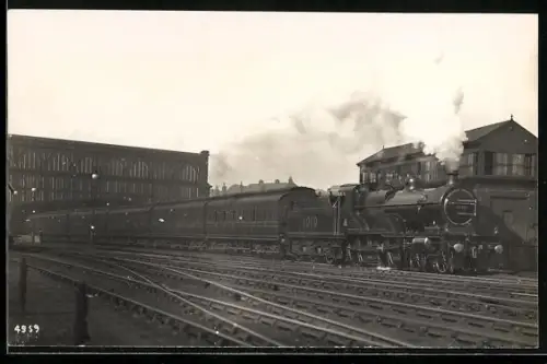 AK Britische Lokomotive Nr. 1010 mit Personenzug nach Verlassen des Bahnhofs, englische Eisenbahn