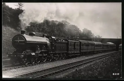 AK Britische Lokomotive Nr. 1411 der GNR mit Personenwaggons in Fahrt, englische Eisenbahn