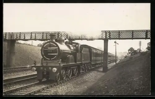 AK Britische Lokomotive Nr. 702 unterfährt eine Brücke, englische Eisenbahn