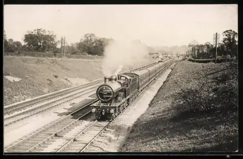 AK Britische Lokomotive Nr. 704 von einer Brücke aus aufgenommen, englische Eisenbahn
